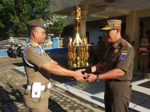 Penyerahan Piala Lomba Defile dalam rangka HUT Pol PP Tingkat Provinsi Lampung Tahun 2020