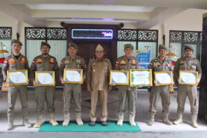Walikota Metro Memberikan Penghargaan Kepada Satpol PP Kota Metro
