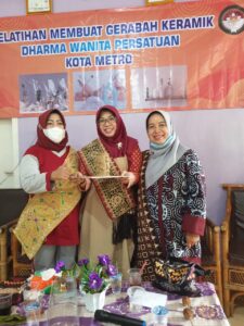 Dharma Wanita Satpol PP Kota Metro mengikuti Pelatihan Membuat Gerabah Keramik