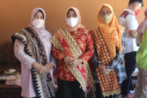 Dharma Wanita Satpol PP Kota Metro mengikuti Pelatihan Membuat Kue dan Menghias Kue
