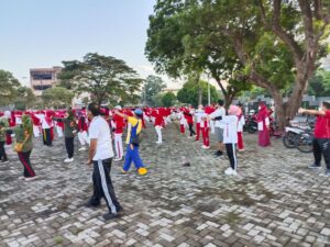 Anggota Satpol PP mengikuti Senam Jantung Sehat