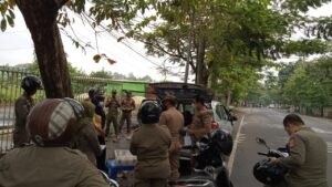Patroli Wilayah memberikan Surat Himbauan terhadap PKL dan Penertiban Spanduk