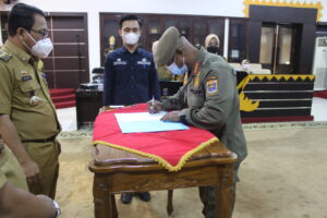 Plt. Kasat Pol PP Menandatangani PK RKT Perubahan Tahun 2022