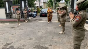 Praja Wanita Sat Pol PP Kota Metro Melakukan Penyambutan secara Humanis