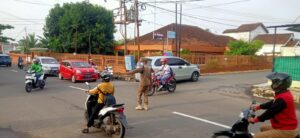 Anggota Satpol PP Kota Metro Membantu Pengaturan Lalu Lintas di Kota Metro