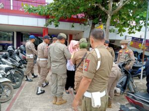 Gerakan Disiplin dan Perlengkapan Atribut ASN dan THL di Supermarket yang ada di Kota Metro