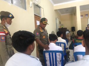 KEPALA SATUAN POLISI PAMONG PRAJA KOTA METRO MEMBERI ARAHAN TERHADAP SISWA YANG MEMBOLOS DI JAM BELAJAR SEKOLAH