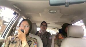 Praja Wanita Satpol PP Kota Metro melaksanakan Kegiatan Woro-woro sholat jumat