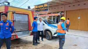 Percikan Api Dari Kabel Tiang Listrik