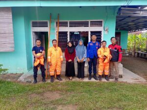 Evakuasi Sarang Tawon di Atas Pintu