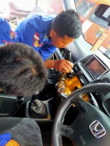 Evakuasi Ular di Dalam Mobil