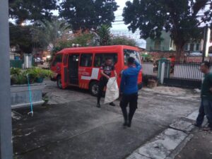 Evakuasi Ular Yang Berada di Dekat Jendela Mobil