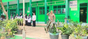 Kasat Pol Kota Metro Menjadi Pembina Apel di SMP Maarif 1 Metro