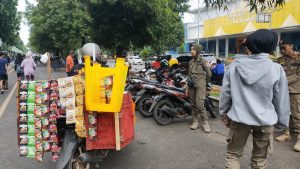 Patroli Pedagang Kaki Lima yang Berjualan di Taman Merdeka Kota Metro