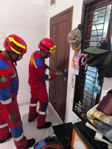 Pembantu Membuka Pintu Rumah yang Terkunci