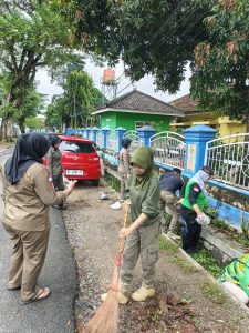 Jumat Bersih dan Penanaman Sayur