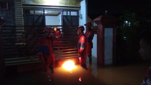 Evakuasi Mobil Terjebak Banjir