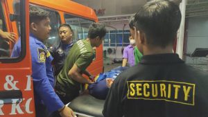 Evakuasi Seorang Warga Yang Mengalami Kecelakaan
