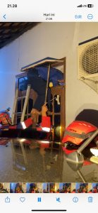 Membantu Membuka Pintu Rumah Yang Tidak Bisa Terbuka
