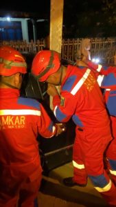 Membantu Warga Mengambil Kunci Mobil