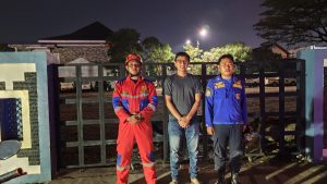 Membantu Warga yang terkunci di Halaman Wisma Haji Kota Metro