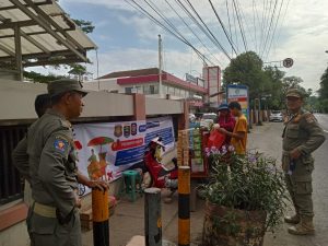 Penertiba Spanduk dan Pedagang Kaki Lima