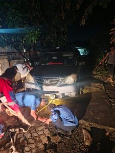 Evakuasi Mobil yang terperosok di Parit