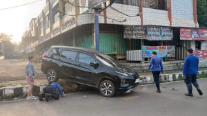Evakuasi Mobil yang tersangkut diatas Torotoar