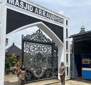 Praja Wanita melaksanakan Pengamanan Masjid Ibadah Sholat Jumat