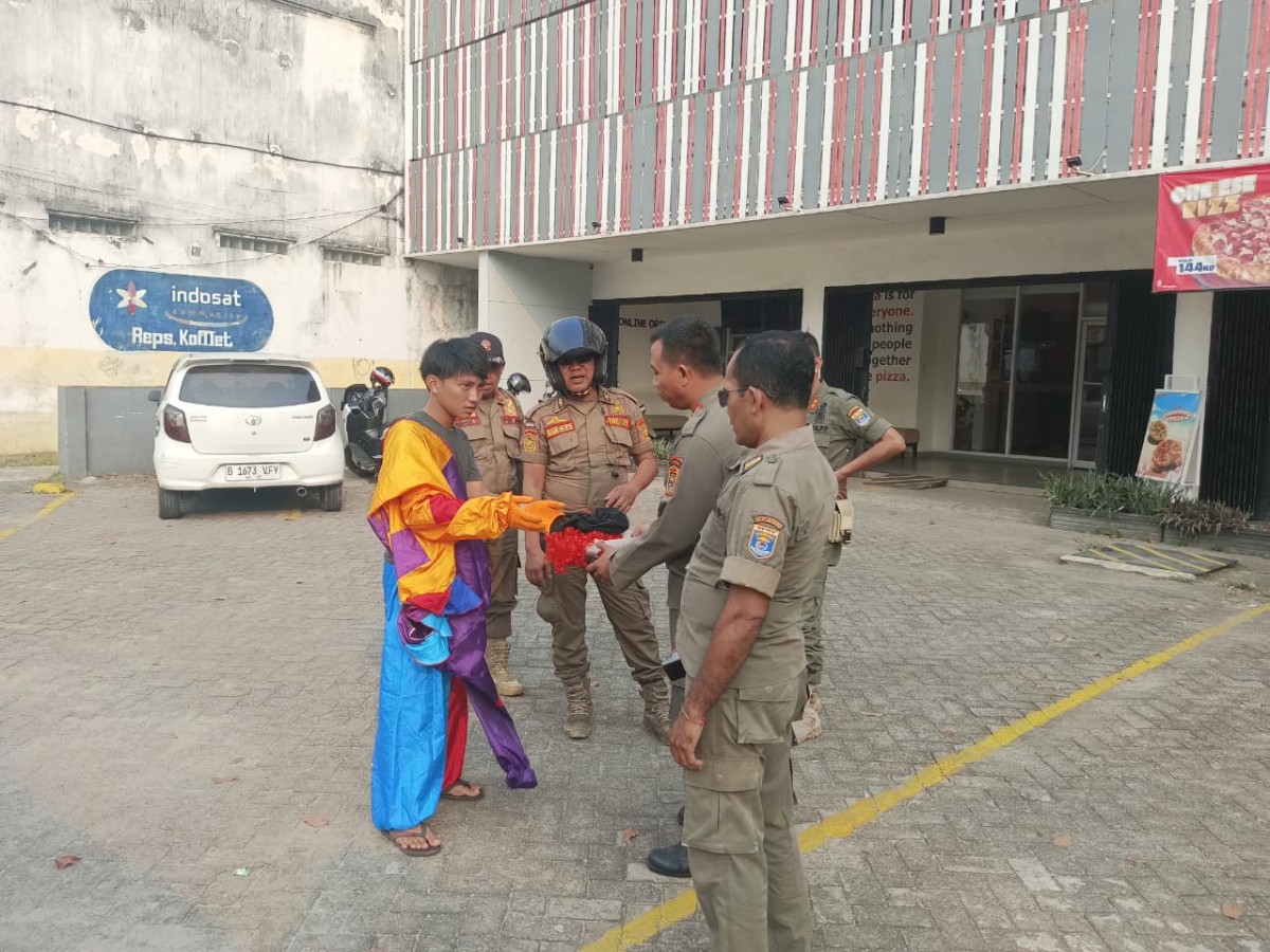 Patroli dan Penertiban Badut di Lampu Merah