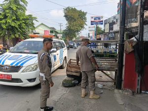 Kasat Pol PP dalam Patroli Pengawasan PKL Kota Metro