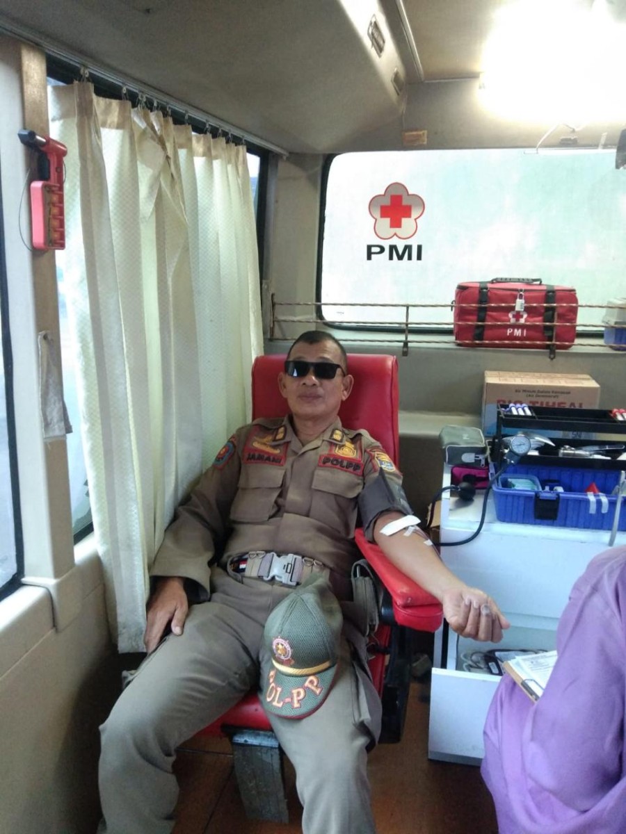 Pelaksanaan Kegiatan Donor Darah oleh Anggota Satuan Polisi Pamong Praja