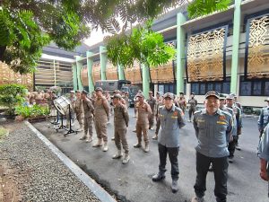 Anggota Satpol PP ikut memperingati Hari Keluarga Nasional
