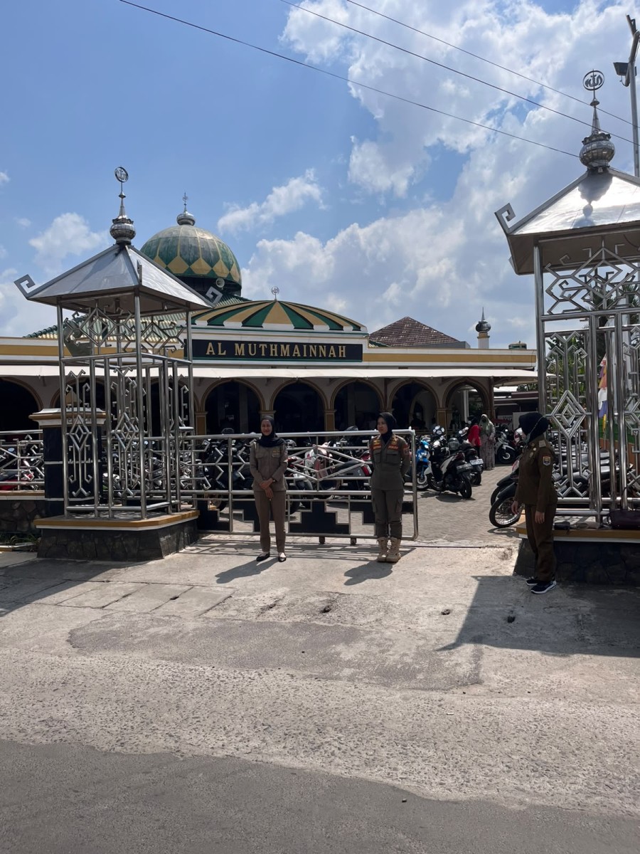 Pengamanan Praja Wanita saat Sholat Jumat