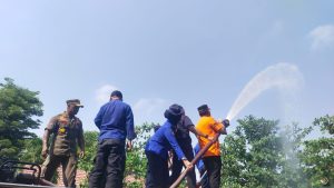 Kepala Satpol PP Kota Metro Dampingi Wali Kota dalam Kegiatan Penyemprotan/Penyiraman Sisa Abu Vulkanik