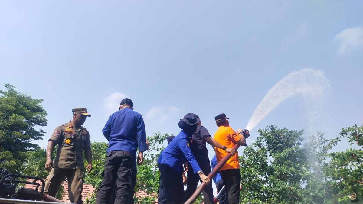 Kepala Satpol PP Kota Metro Dampingi Wali Kota dalam Kegiatan Penyemprotan/Penyiraman Sisa Abu Vulkanik