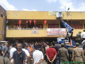 Pengamanan Pemasangan Banner di Kompleks Pasar Shopping Center Kota Metro.